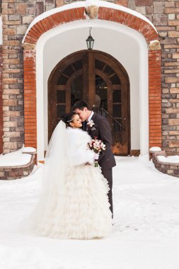 romantik mutlu gelin ve damat kış düğün gününde kiss
