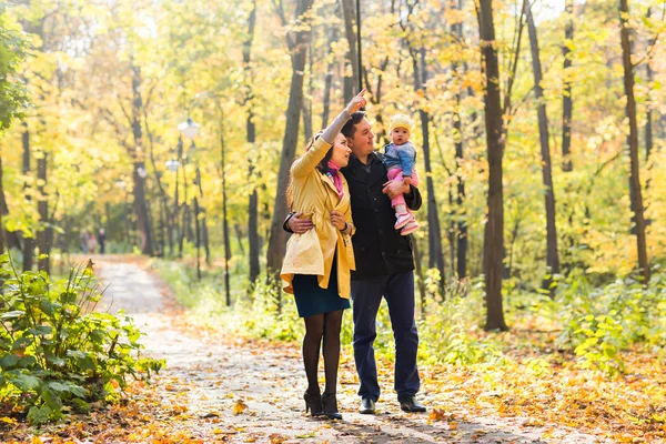 Família feliz ao ar livre no outono — Fotografia de Stock