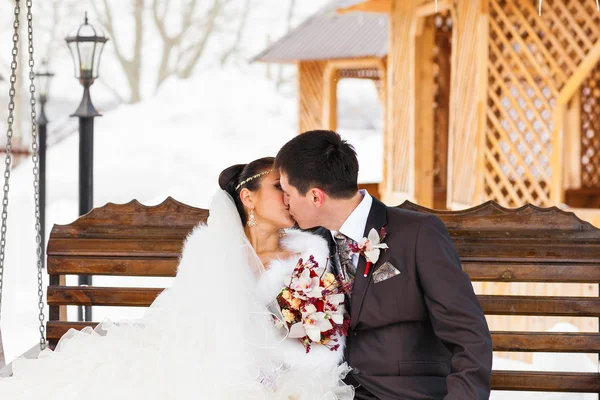 Romantikus csók, boldog menyasszony és a vőlegény a téli esküvő napján — Stock Fotó
