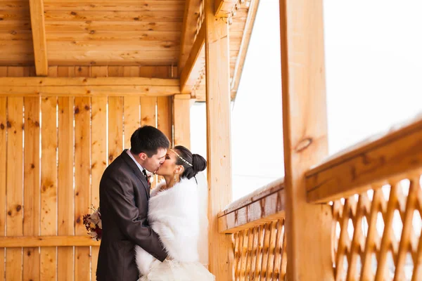 Romantischer Kuss glückliche Braut und Bräutigam am Winterhochzeitstag — Stockfoto