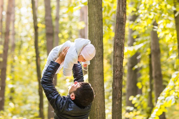 Bambino felice con suo padre all'aperto — Foto Stock