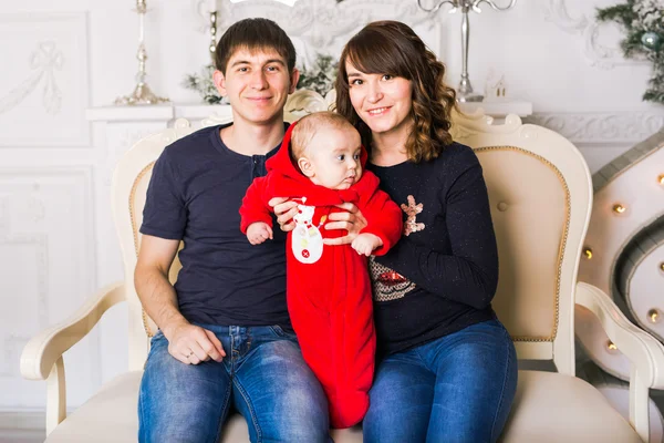 Рождественский семейный портрет в гостиной — стоковое фото