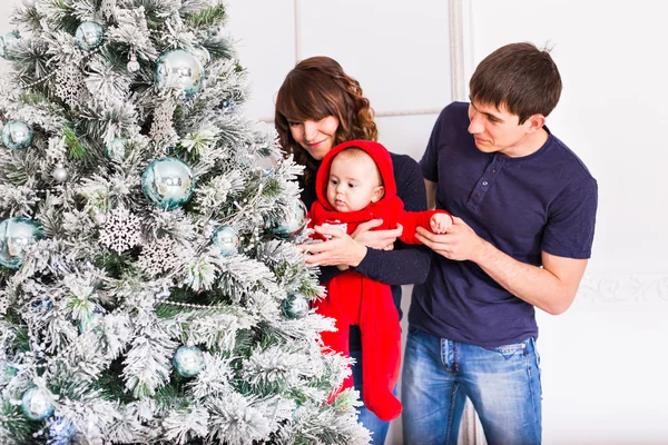 Boże Narodzenie portret rodziny w salonie Home Holiday, House dekorowanie przez Xmas Tree świece Garland — Zdjęcie stockowe