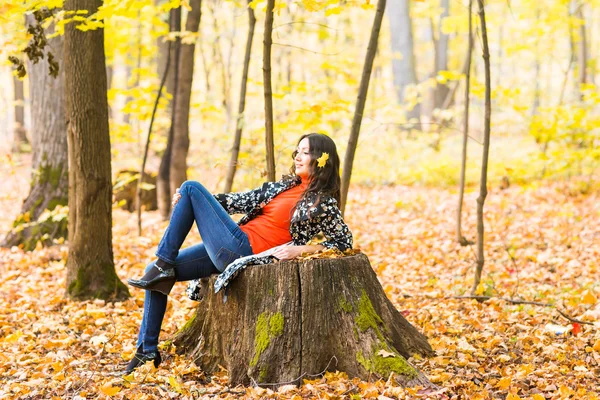 秋の公園で若い美人が — ストック写真