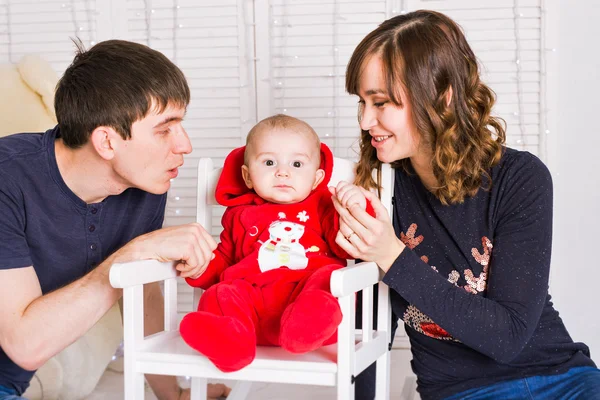 Erkek bebek ile evde oynarken Çift — Stok fotoğraf