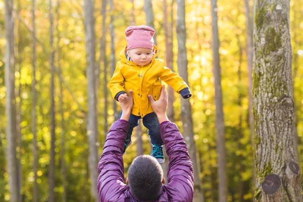Familie, Kindheit, Vaterschaft, Freizeit und Menschen-Konzept - glücklicher Vater und kleiner Sohn beim Spielen im Freien — Stockfoto