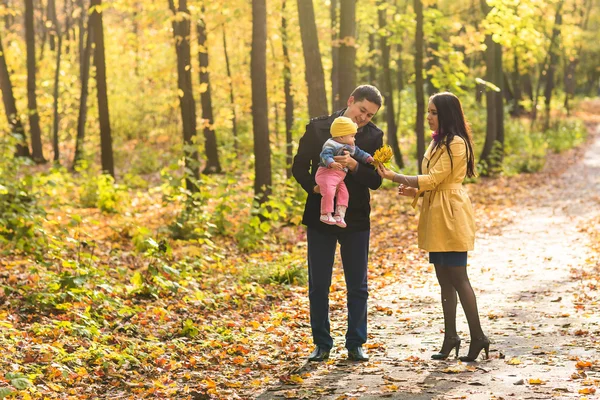 Mutlu aile sonbaharda açık — Stok fotoğraf