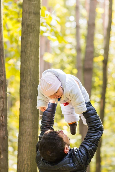 Bebé feliz con su padre al aire libre — Foto de Stock