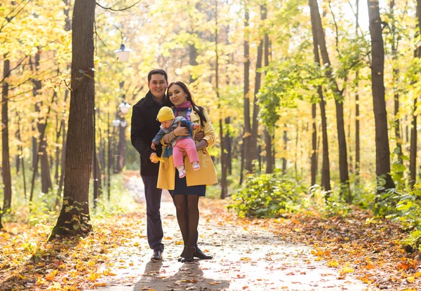 Familia feliz al aire libre en otoño — Foto de Stock