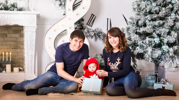 Retrato familiar de Navidad en casa Sala de estar de vacaciones, caja de regalo presente, decoración de la casa por la guirnalda de velas de árbol de Navidad —  Fotos de Stock