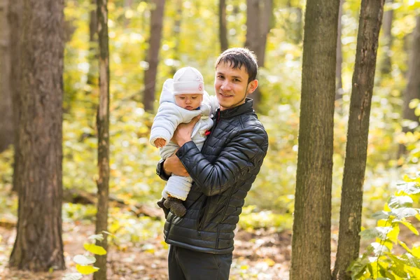 Heureux bébé avec son père à l'extérieur — Photo
