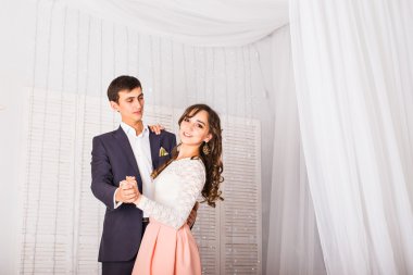 Genç çift boş odada dans