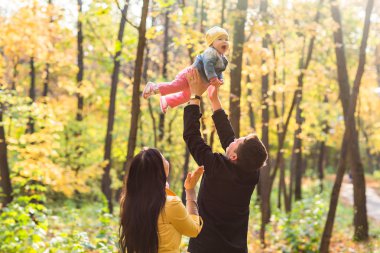 Mutlu aile anne, baba ve bebek sonbahar doğada