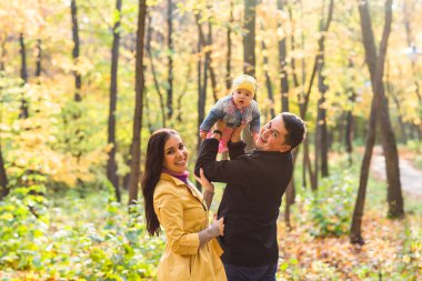 Mutlu aile anne, baba ve bebek sonbahar doğada