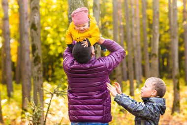 Baba ve bebek oğlum dışarıda eğleniyor