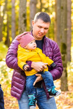 Baba ve bebek oğlum dışarıda eğleniyor