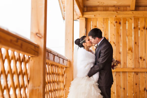 Casamento de inverno. Casal jovem bonita noiva e noivo — Fotografia de Stock