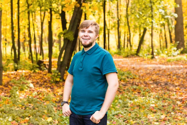 Retrato de un hombre en un entorno natural — Foto de Stock