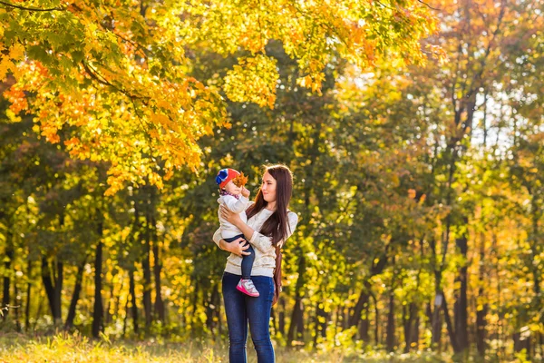 엄마와 아기가 편안한 공원에서 — 스톡 사진