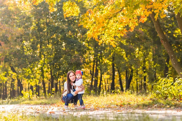 Matka a dítě odpočinku v parku — Stock fotografie