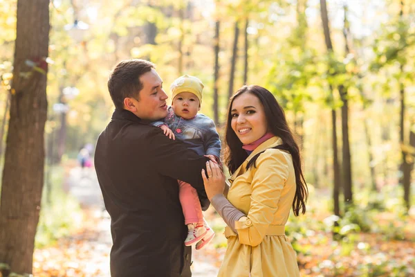Šťastná rodina Matka, otec a dítě v podzimní přírodě — Stock fotografie