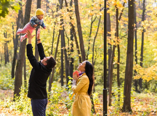 Père tient la petite fille dans ses bras, la paternité, heureux, famille, marcher — Photo