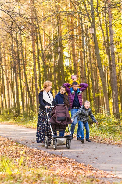 Familie auf Spaziergang in der Natur — Stockfoto