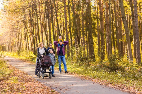 Mutlu genç aile sonbahar doğa yolda yürürken. — Stok fotoğraf