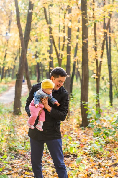 父は彼女の腕、父権、幸せ、家族、徒歩で小さな娘を保持します。 — ストック写真