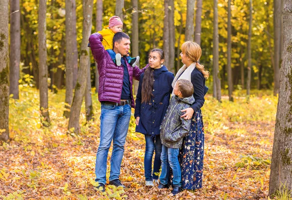 Porträt einer glücklichen Familie über die herbstliche Natur — Stockfoto