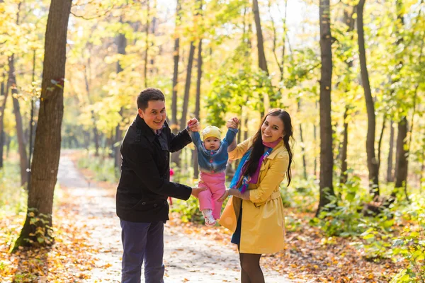 Familia feliz caminando en el parque en otoño juntos — Foto de Stock