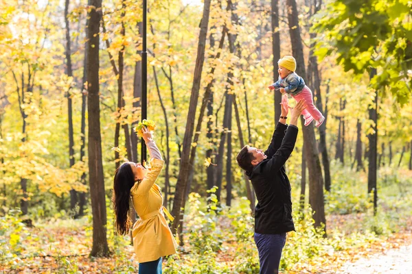 秋の公園で遊んでいる幸せな家族 — ストック写真