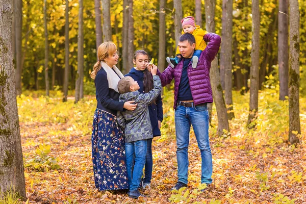 Porträt einer glücklichen Familie über die herbstliche Natur — Stockfoto