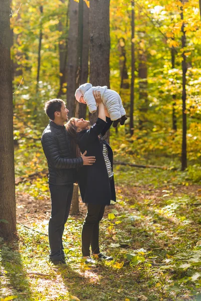 Retrato de um jovem casal feliz brincando com seu bebê recém-nascido bonito — Fotografia de Stock