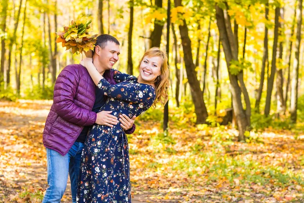 Miłość, związek, rodziny i ludzi pojęcie - para w parku jesień — Zdjęcie stockowe