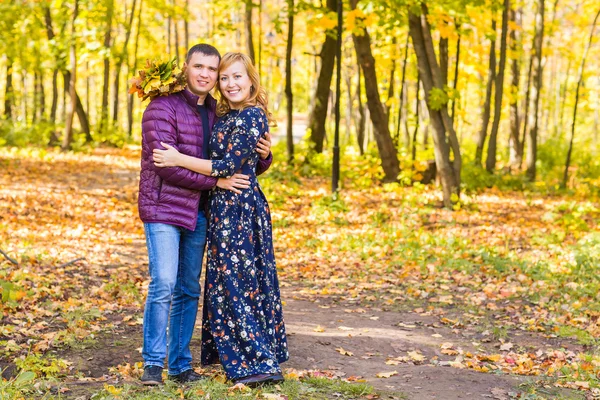 Amor, relación, familia y concepto de personas - pareja en el parque de otoño — Foto de Stock