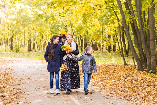 Amichevole passeggiata in famiglia nel parco in autunno insieme — Foto Stock