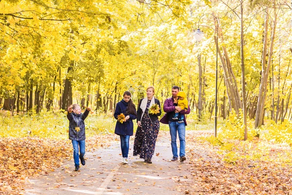 Famiglia a piedi in campagna — Foto Stock