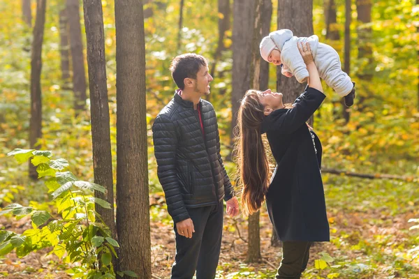 快乐的年轻夫妇，他们可爱的新生婴儿玩的肖像 — 图库照片