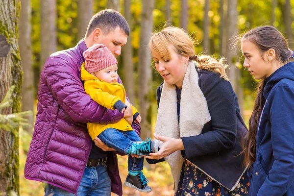 Freundliche Familie im Herbst gemeinsam im Park — Stockfoto