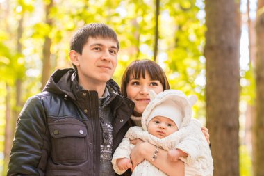 Mutlu Aile Portresi Bahçede