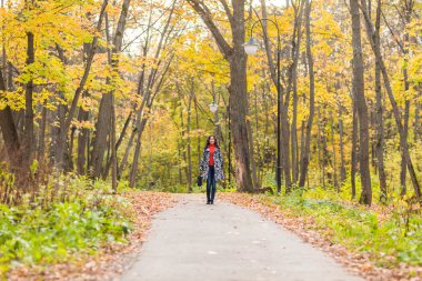 Genç öğrenci kız Güz açık.