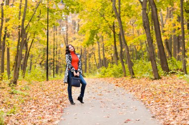 Asyalı kadın kolej veya üniversite öğrencisi Sonbahar sezonu. Karışık yarış