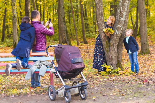 Homem fotógrafo sua família ao ar livre — Fotografia de Stock