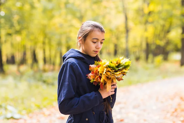Портрет молодой девушки в осеннюю погоду в теплой одежде . — стоковое фото