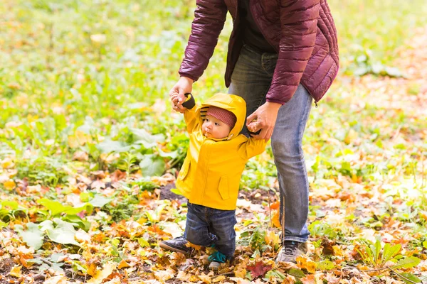 Père et bébé fils s'amusent à l'extérieur — Photo