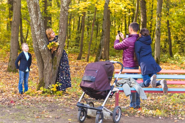 Mann fotografiert seine Familie im Freien — Stockfoto