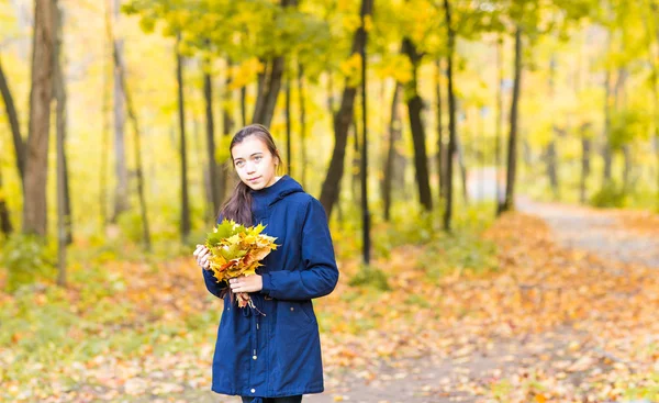 Ritratto di giovane ragazza in autunno in abiti caldi . — Foto Stock