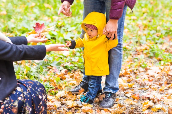 Baba, anne ve bebek oğlum dışarıda eğleniyor — Stok fotoğraf