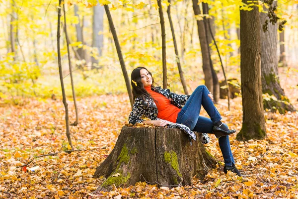 Style girl at beautiful autumn nature — Φωτογραφία Αρχείου
